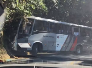 onibus interdita rodovia em Ubatuba
